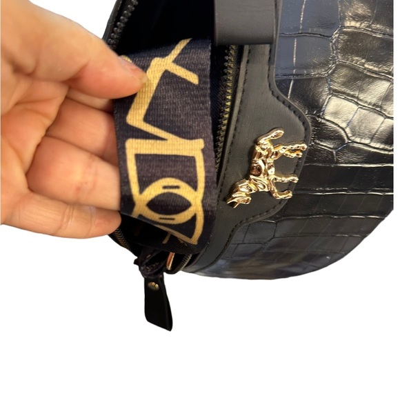 NWOT Vegan Leather Black Equestrian Horse Croc Embossed Fanny pack Shoulder bag - Picture 2 of 4